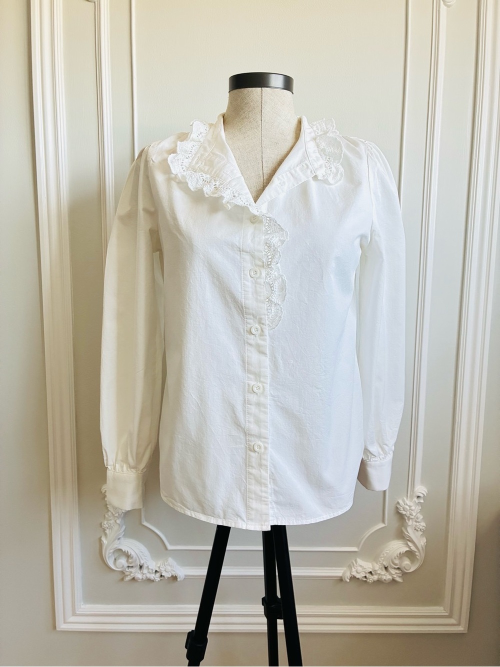 White‎ Lace eye lid Trim Button-Up Blouse